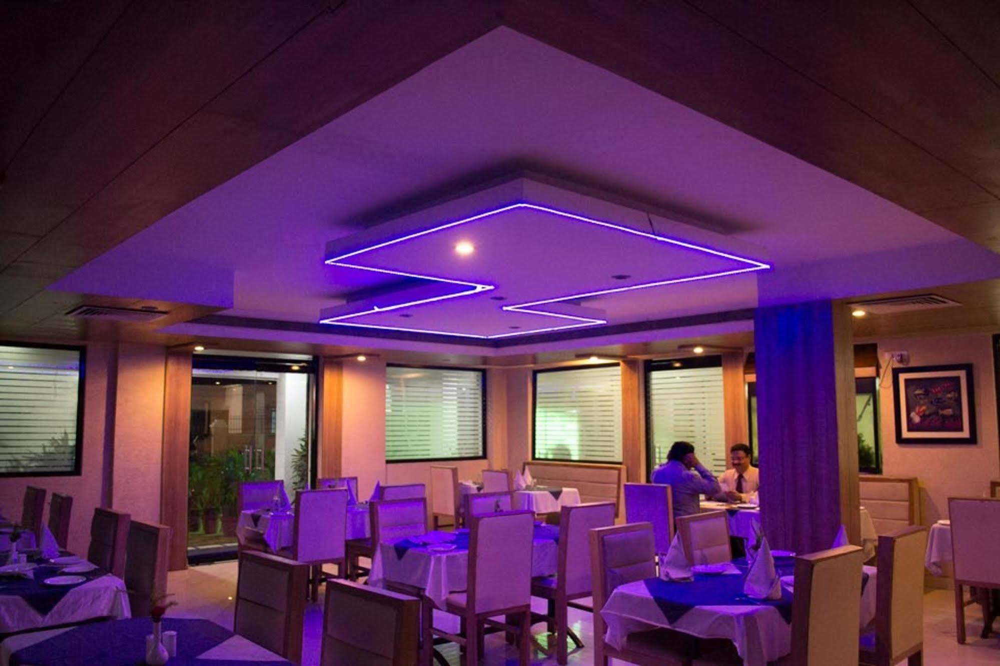 Oyo 1359 Hotel Best Inn Bhuvanesvar Kültér fotó