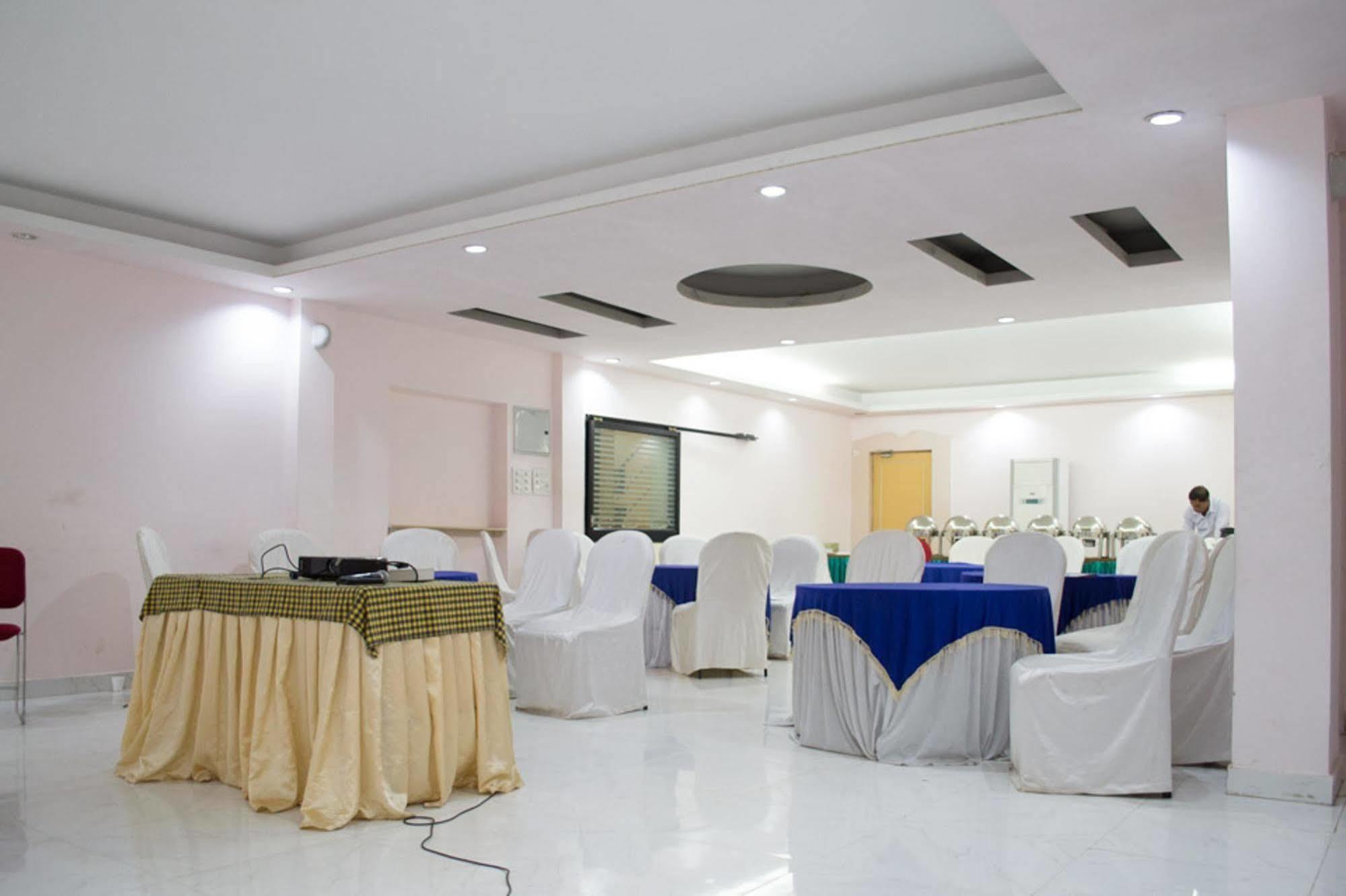 Oyo 1359 Hotel Best Inn Bhuvanesvar Kültér fotó